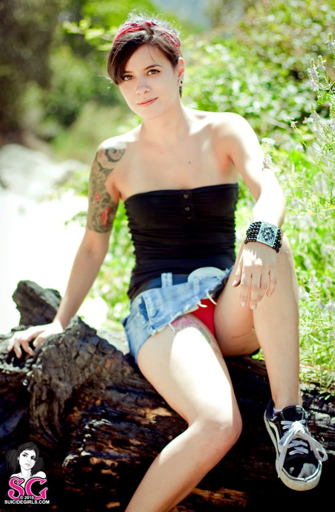 Pia suicide girl chilena set pure nature, la rompes??